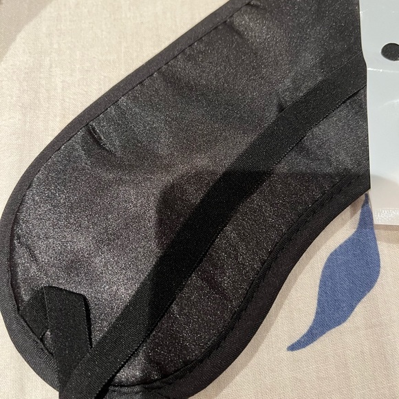 Eye Mask, Super Smooth Sleep Mask and Blind Fold (Black) - Picture 5 of 5